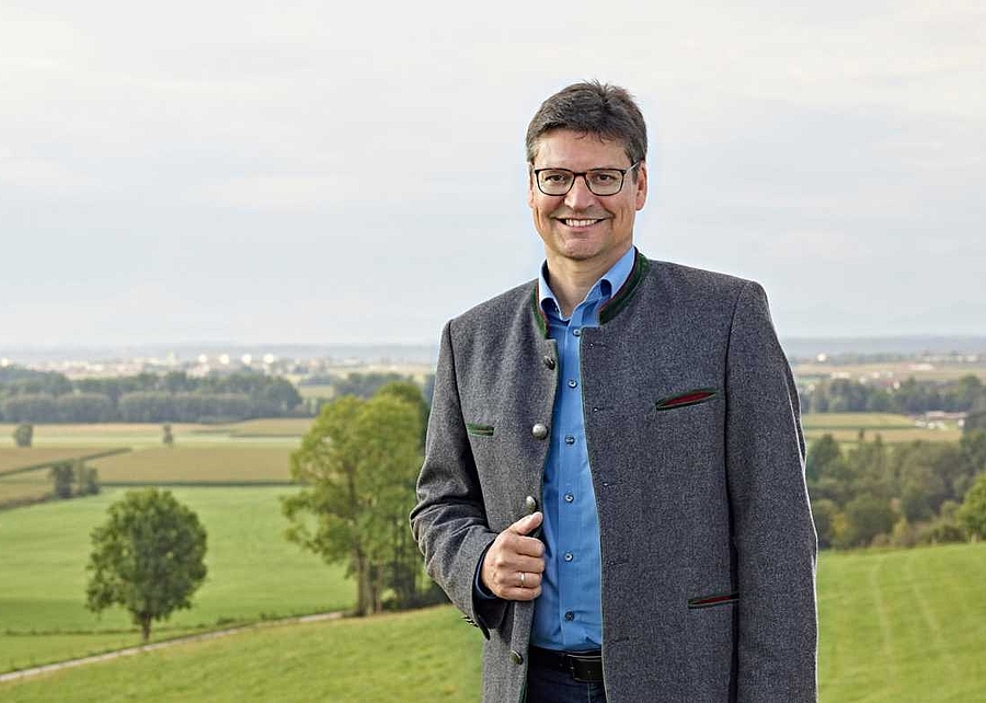 Landrat Max Heimerl vor einer Landschaft 