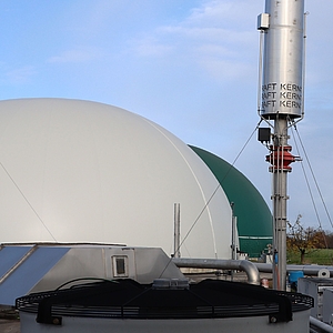 Das Bild zeigt eine Biogasanlage von der Seite
