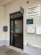 Eingangstüre zur Außenstelle Asyl im Ergeschoss der Herzog-Friedrich-Str. in Mühldorf