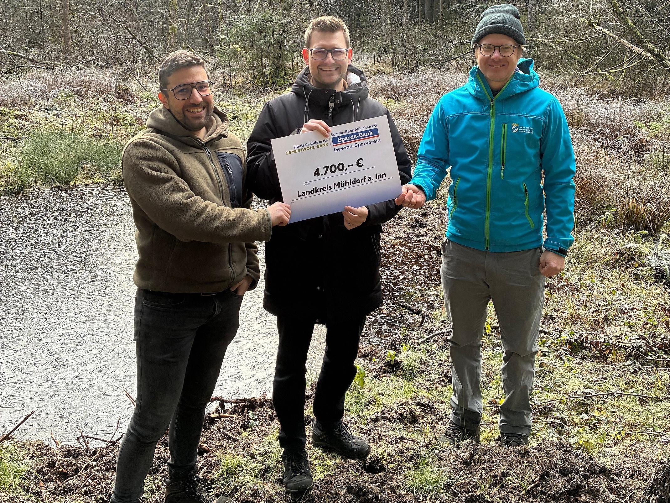 von links nach rechts) Philipp Wagner (untere Naturschutzbehörde Mühldorf), Michael Kierner (SPARDA Bank München), Matthias Nirschl (untere Naturschutzbehörde Mühldorf) an einem Toteiskessel