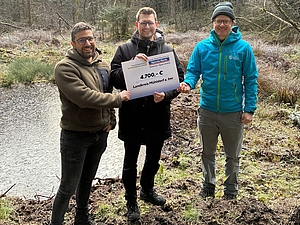 von links nach rechts) Philipp Wagner (untere Naturschutzbehörde Mühldorf), Michael Kierner (SPARDA Bank München), Matthias Nirschl (untere Naturschutzbehörde Mühldorf) an einem Toteiskessel