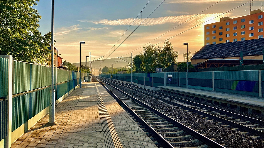 Bahnhof mit Gleisen und Umgebung 