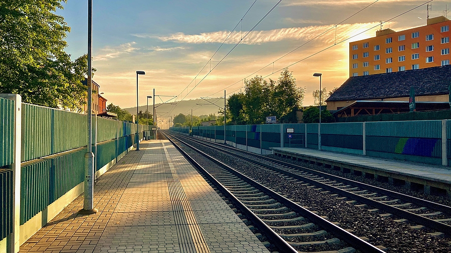 Bahnhof mit Gleisen und Umgebung