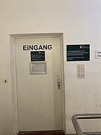 Eingangstüre zur Außenstelle Asyl im ersten Stock der Herzog-Friedrich-Str. in Mühldorf