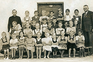 80 Jahre ist dieses Klassenfoto alt. Es zeigt die Schülerinnen und Schüler der Volksschule Jettenbach im Jahr 1946