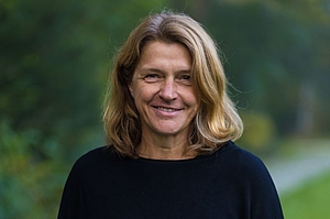 Portrait einer Frau mit blonden, langen Haaren