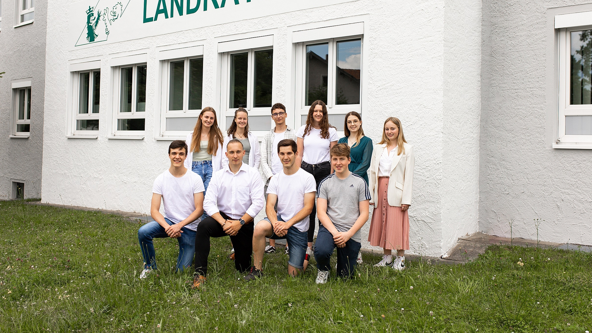 Azubis des Landratsamts vor dem Landratsamt