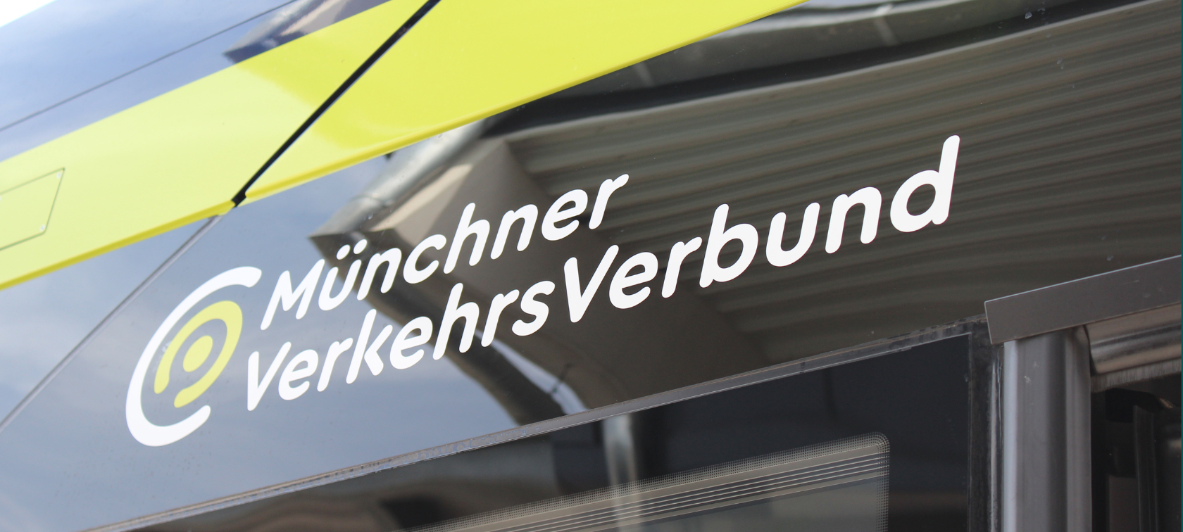 Logo MVV auf Zug