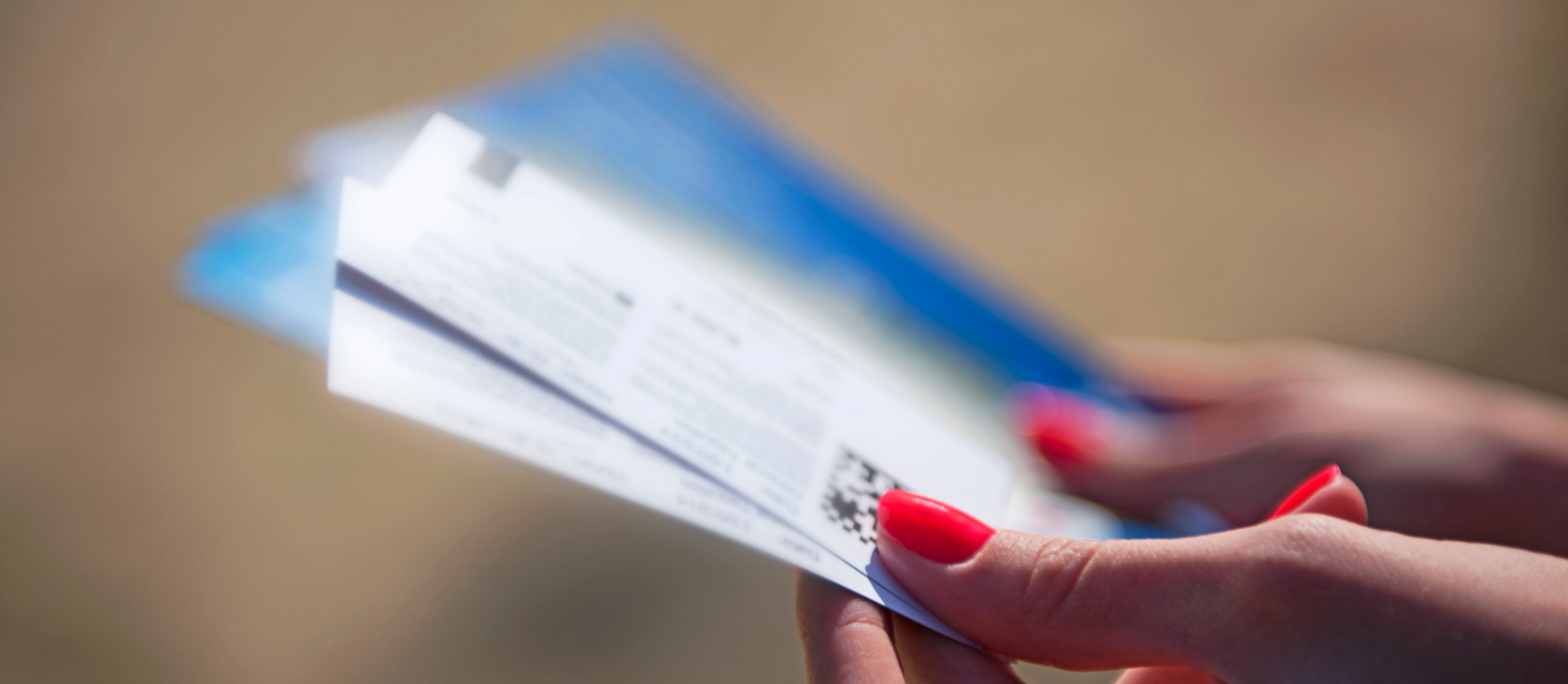 Frau hält Fahrkarten in der Hand