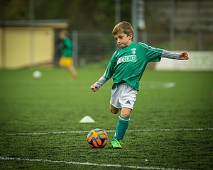 Fußballspielendes Kind