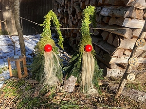 Zwei gebastelte Männchen aus Naturmaterialien