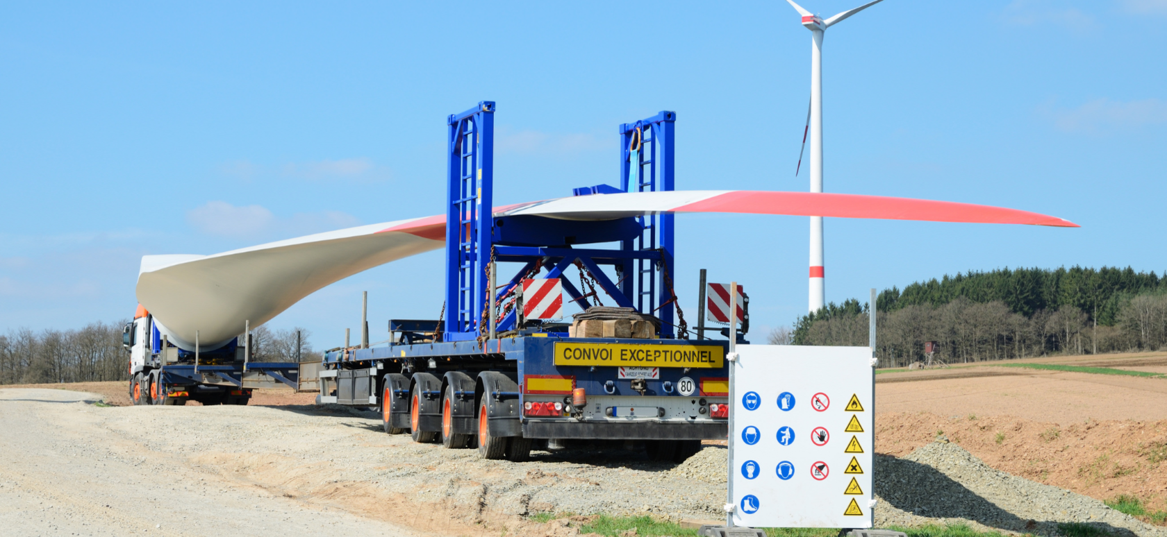 LKW transportiert Rotorblatt von Windrad