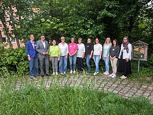 Gruppenbild der Teilnehmerinnen gemeinsam mit Landrat Max Heimerl