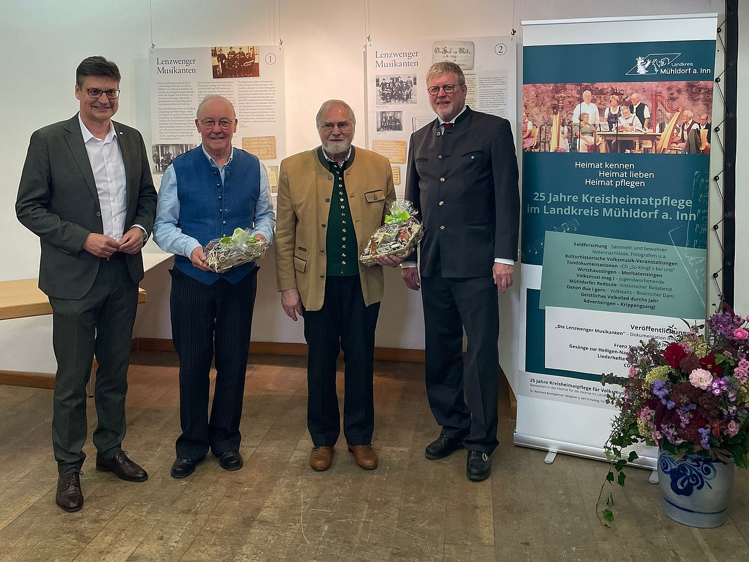 Feierliche Eröffnung der Ausstellung "25 Jahre Kreisheimatpflege im Landkreis Mühldorf a. Inn". Von links nach rechts: Landrat Max Heimerl, Kreisheimatpfleger Reinhard Albert, Kreisheimatpfleger Dr. Reinhard Baumgartner und Dr. Marcel Huber, Staatsminister a.D. 