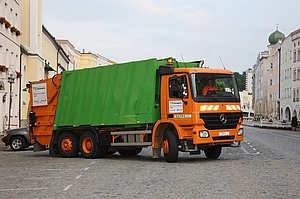 Orange grünes Müllauto.
