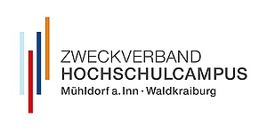 Farbige Balken rahmen auf der linken Seite den Schriftzug Zweckverband Hochschulcampus Mühldorf a. Inn und Waldkraiburg.
