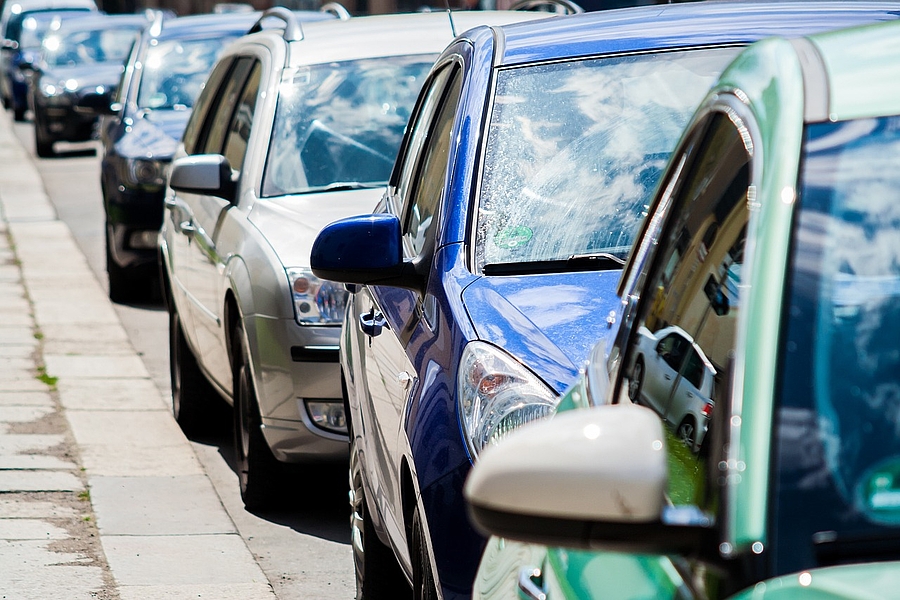 Hintereinanderstehende Autos am Straßenrand 