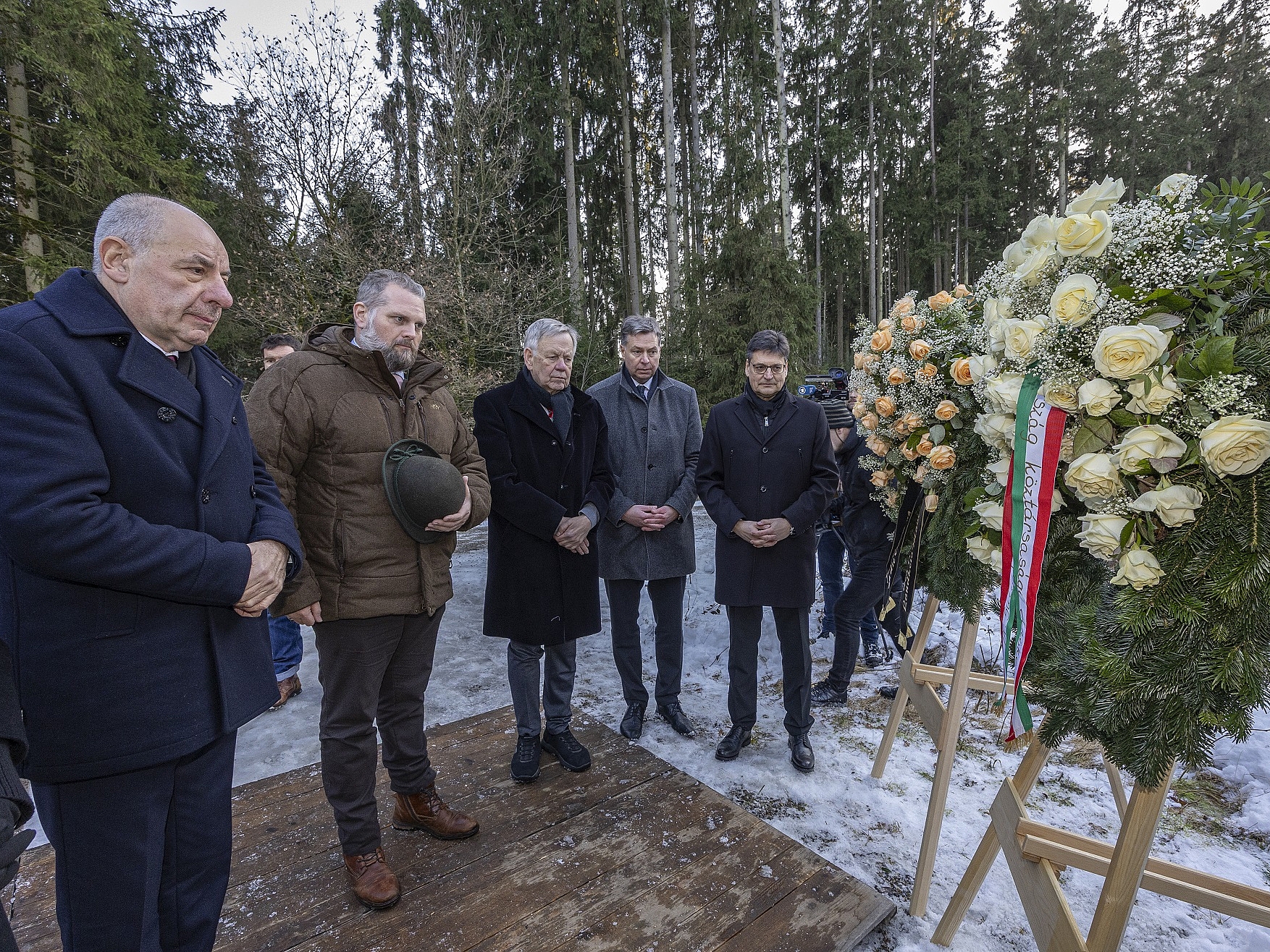 Kranzniederlegung am KZ-Gedenkort Massengrab: Staatspräsident Dr. Tamás Sulyok, Landtagsabgeordneter Sascha Schnürer, Stiftungsdirektor Karl Freller, Bundestagsabgeordneter Stephan Mayer und Landrat Max Heimerl (von links).