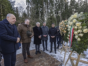 Kranzniederlegung am KZ-Gedenkort Massengrab: Staatspräsident Dr. Tamás Sulyok, Landtagsabgeordneter Sascha Schnürer, Stiftungsdirektor Karl Freller, Bundestagsabgeordneter Stephan Mayer und Landrat Max Heimerl (von links).