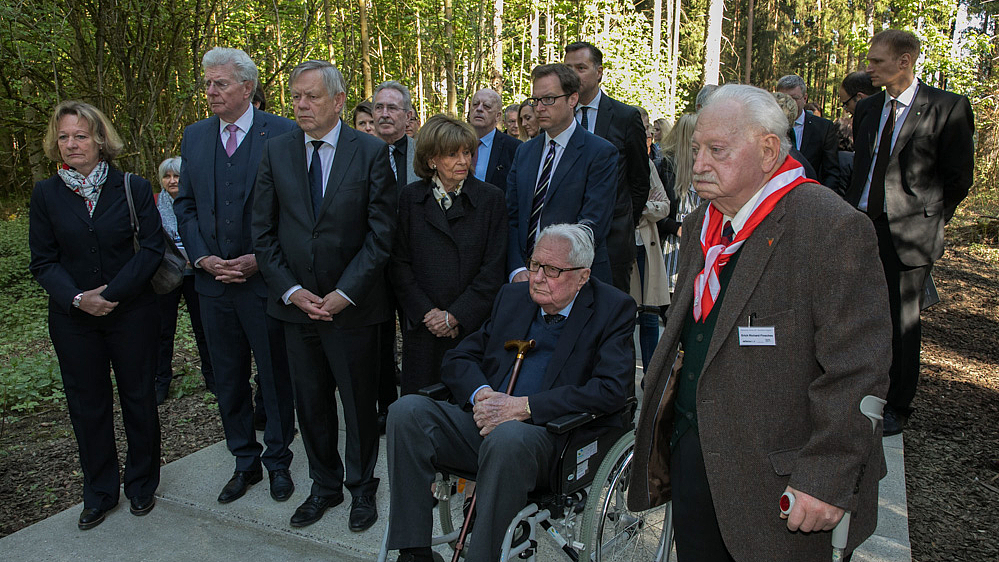 Foto der Eröffnung der Gedenkorte im Mühldorfer Hart 2018