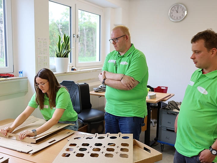 Michaela Linner (Leiterin der Wirtschaftsförderung des Landkreises Mühldorf a. Inn), Tobias Z. und Marcel B. in den Ecksberger Werkstätten in Mettenheim, bei der Aktion Schichtwechsel.