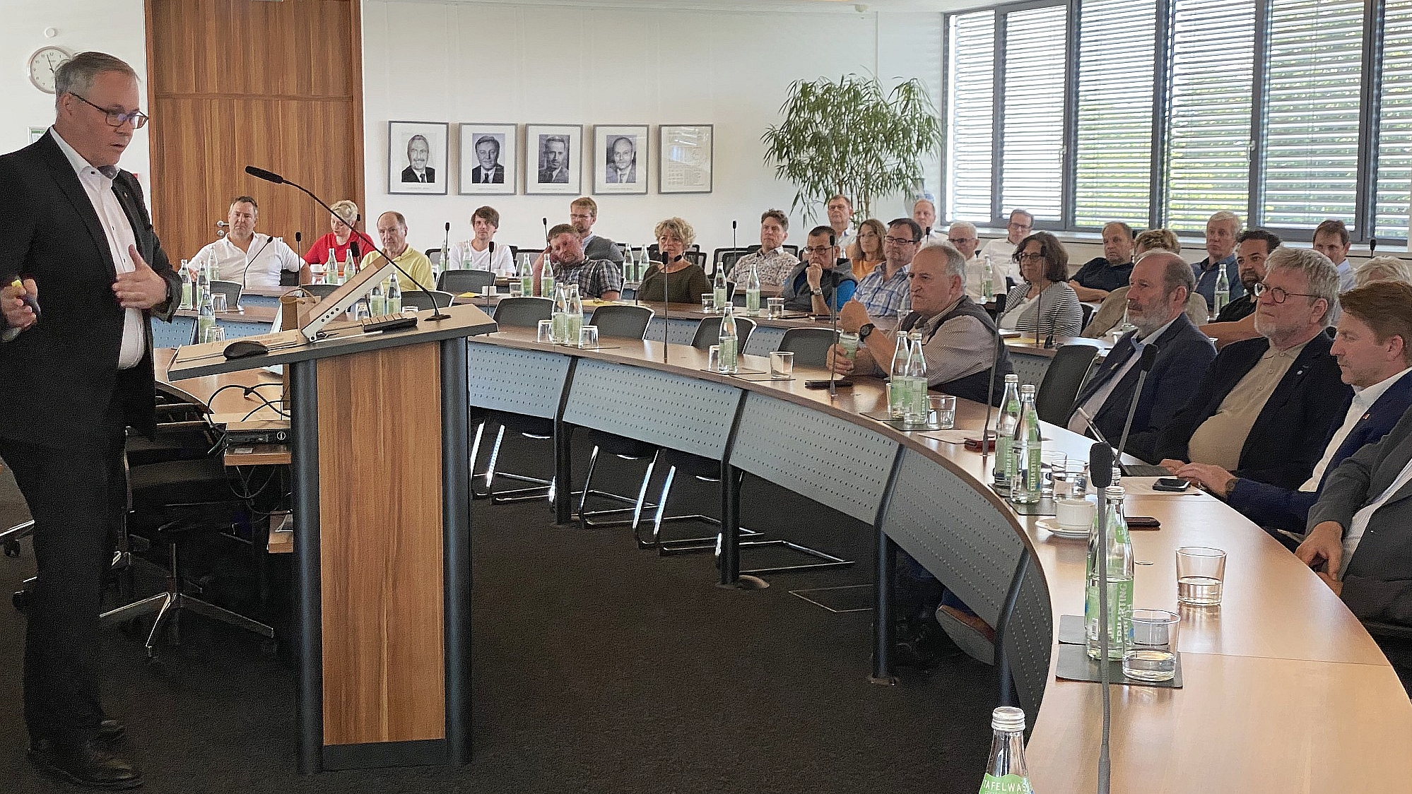 Bezirkstagspräsident Thomas Schwarzenberger erläuterte den Bürgermeisterinnen und Bürgermeistern sowie Gemeinde-, Stadt- und Kreisräten aus dem Landkreis Mühldorf a. Inn die Entwicklung des Bezirkshaushalts und deren Auswirkungen auf die kommunalen Haushalte.