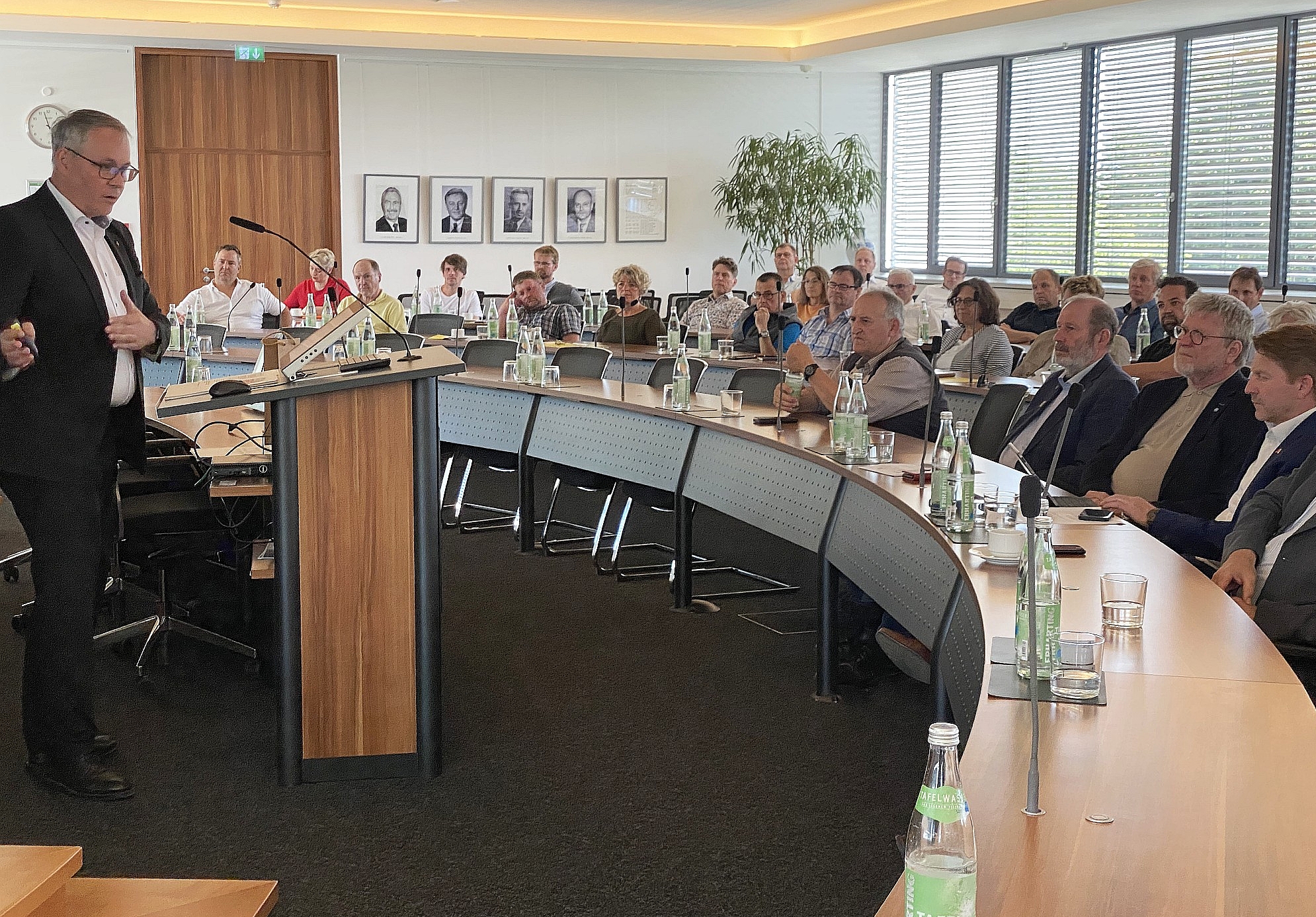 Bezirkstagspräsident Thomas Schwarzenberger erläuterte den Bürgermeisterinnen und Bürgermeistern sowie Gemeinde-, Stadt- und Kreisräten aus dem Landkreis Mühldorf a. Inn die Entwicklung des Bezirkshaushalts und deren Auswirkungen auf die kommunalen Haushalte.