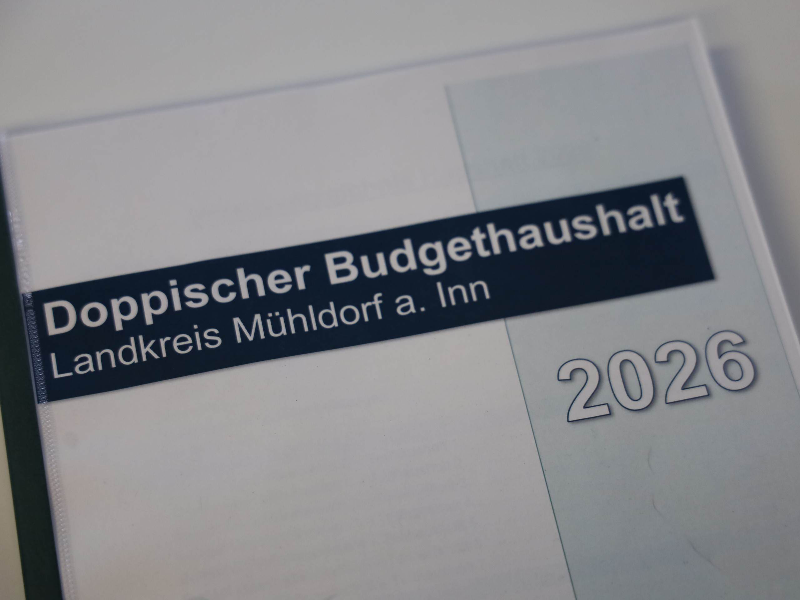 Heft mit der Aufschrift: "Doppischer Budgethaushalt. Landkreis Mühldorf a. Inn