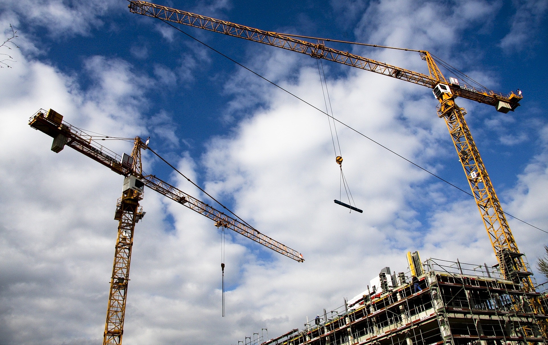 Baustelle mit 2 Kräne