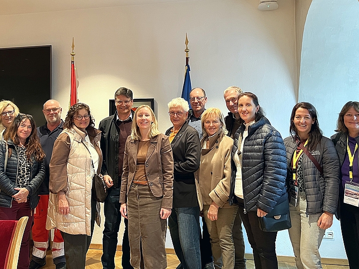 Das Bild zeigt Landrat Max Heimerl links neben der Vizebürgermeisterin von Linz, Karin Leitner, gemeinsam mit den Ehrengästen beim Empfang im Magistrat der Landeshauptstadt Linz