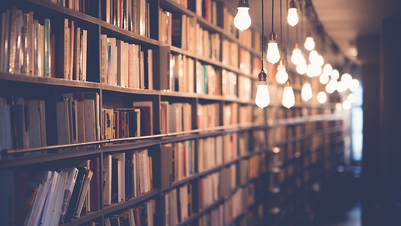 Bücherregal und viele Glühbirnen 