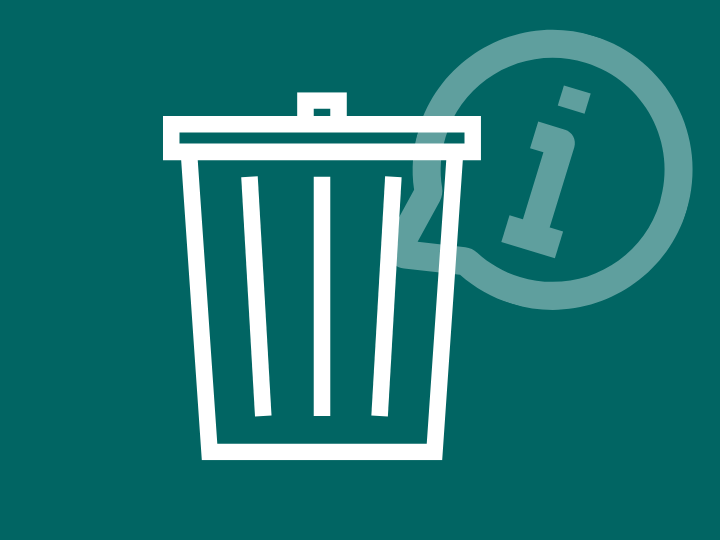 Eine weiße Mülltonne vor einem dunkelgrünen Hintergrund 