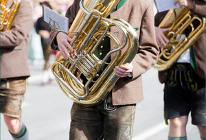 Musikgruppe in Lederhose