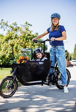 Frau mit Kind auf Rad