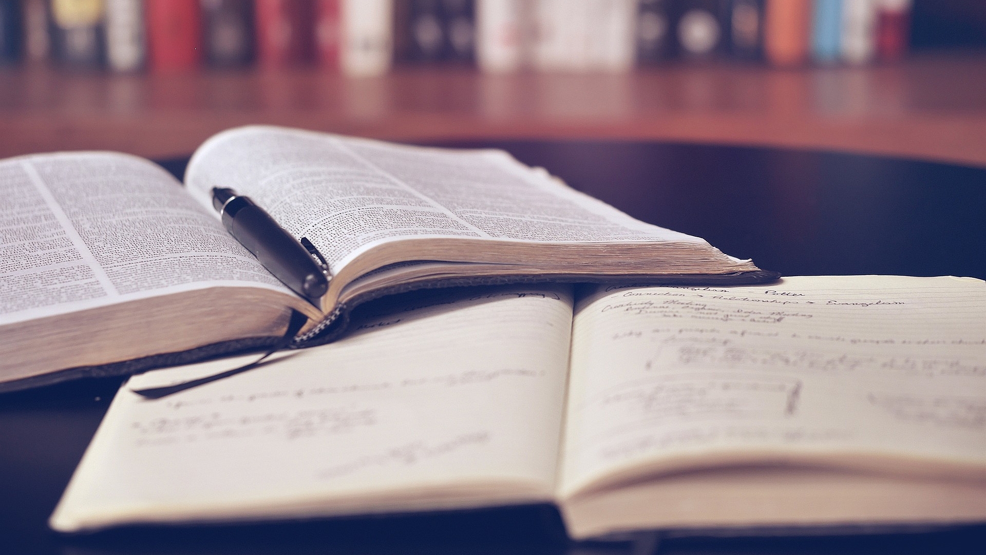 Bücherregal, Buch, Stift und Notizen 