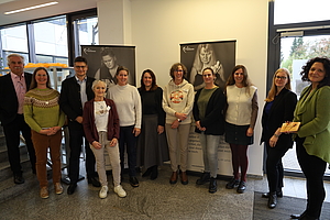 Alle bereits beteiligten – bzw. auch zukünftigen – Netzwerkpartner waren bei der Auftaktveranstaltung anwesend: Uwe Dreier (einer der Fotografen der Ausstellung und Sternenkinderfotograf), Bianca Steinbauer (Leitung der Bethanien-Sternenkinder-Beratungsstelle Oberland/Innland), Landrat Max Heimerl, Carola John-Hofmann (Leitung Beratungsstelle für Schwangerschaftsfragen Gesundheitsamt), Franziska Kreipl-Poller (Steinmetzmeisterin, Bildhauerin und Sternenkindermama), Karin Mußner (Leitung Beratungsstelle DONUM VITAE Mühldorf-Altötting), Carola Kamhuber (Leitung Hospizarbeit Anna Hospiz-Verein), Levke Sahm (leitende Hebamme Inn-Klinikum), Martina Maderstorfer (KoKi Netzwerk frühe Kindheit), Birgit Franz (kommissarische Leitung Gesundheitsamt)  und Veronika Romeder (Beratungsstelle für Schwangerschaftsfragen Gesundheitsamt.