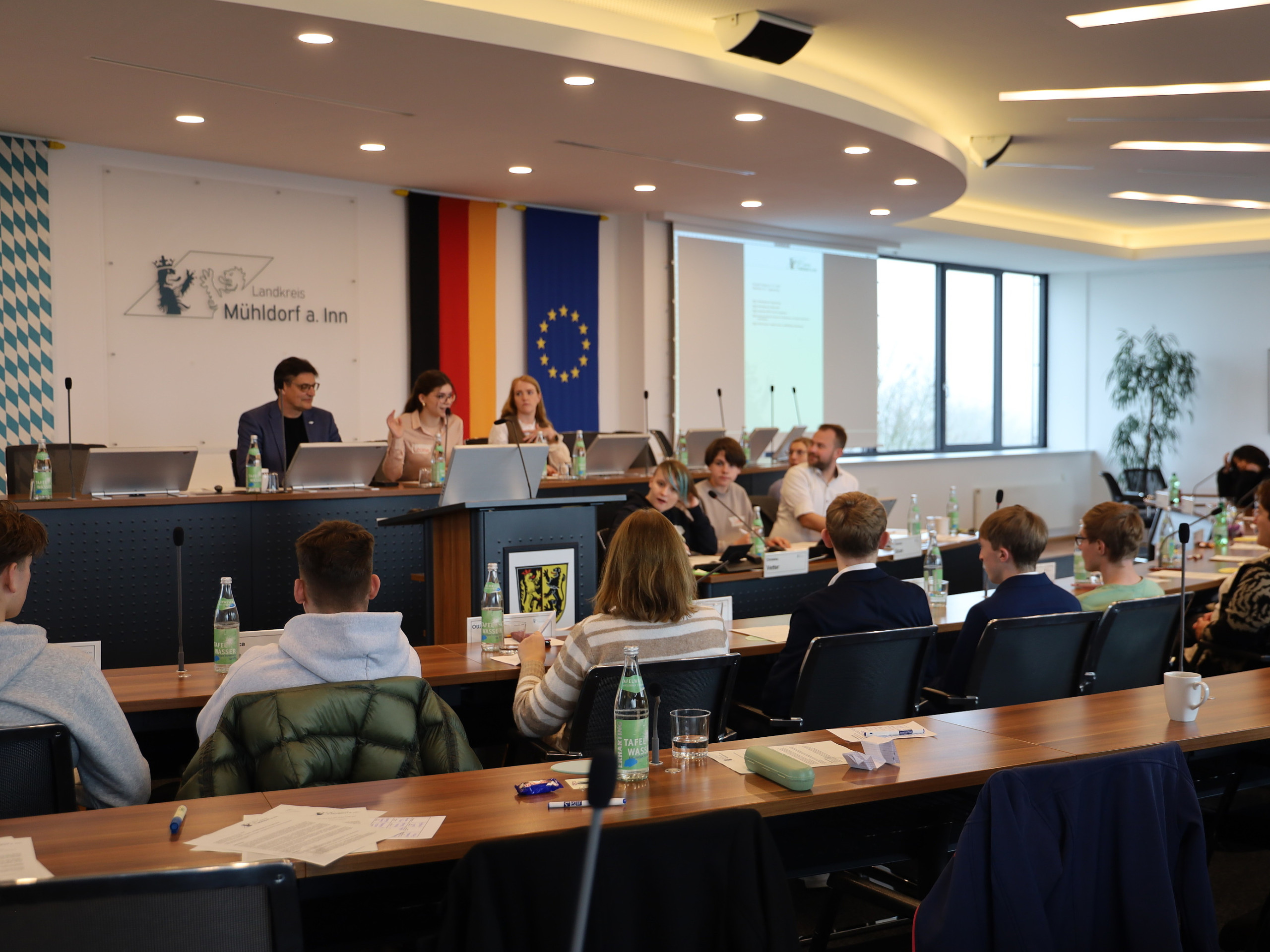 In der Kreistagssitzung diskutierten die Jugendlichen Themen wie wurden ein spezielles ÖPNV-Ticket für Jugendliche, die Nutzung von Wlan durch die Schülerinnen und Schüler auch in den Pausen sowie die Anschaffung einer Umweltstation für den Landkreis.