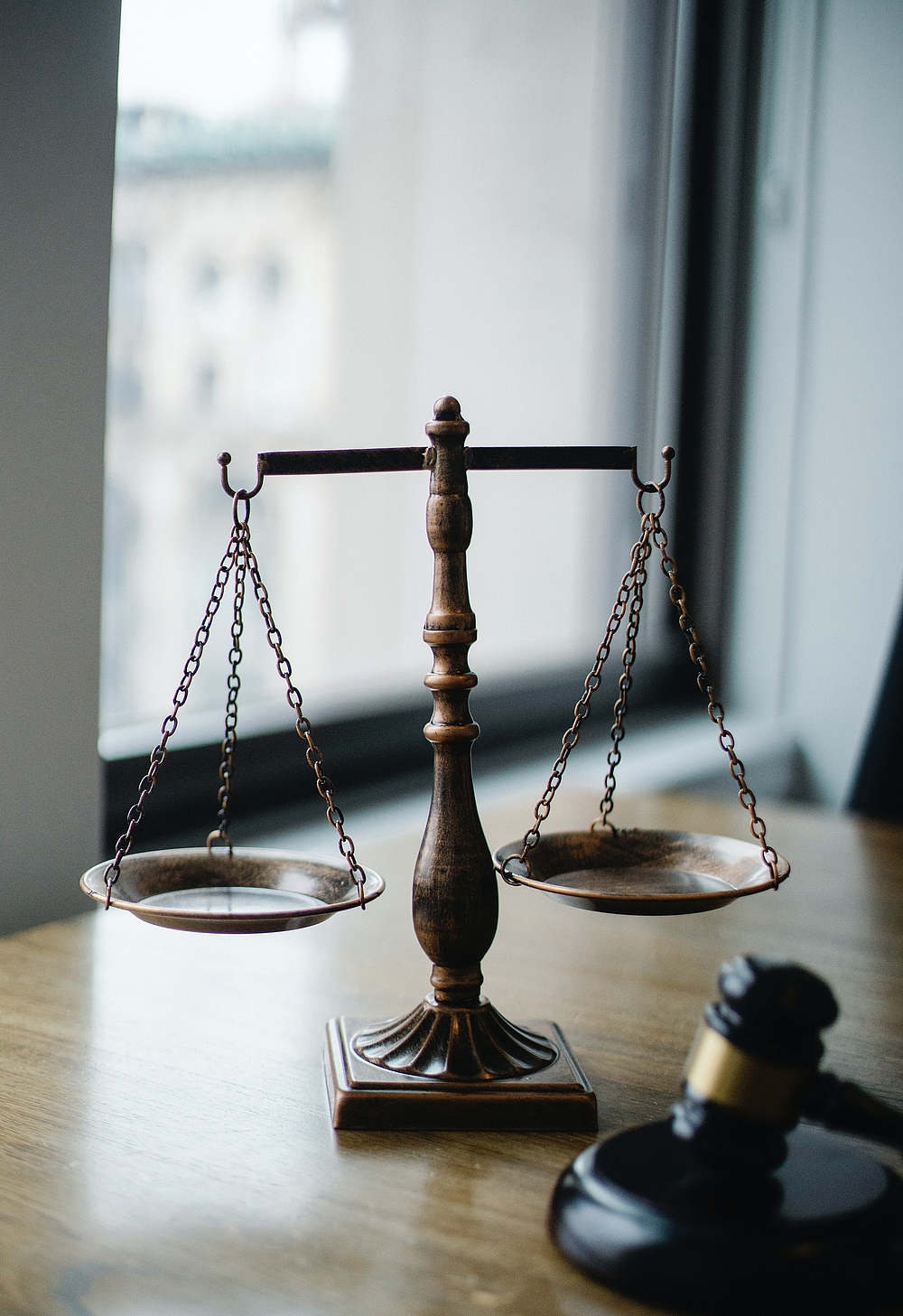 Urteilsskala (Waage) und Hammer im Richteramt als Zeichen der Gleichbehandlung der Fälle