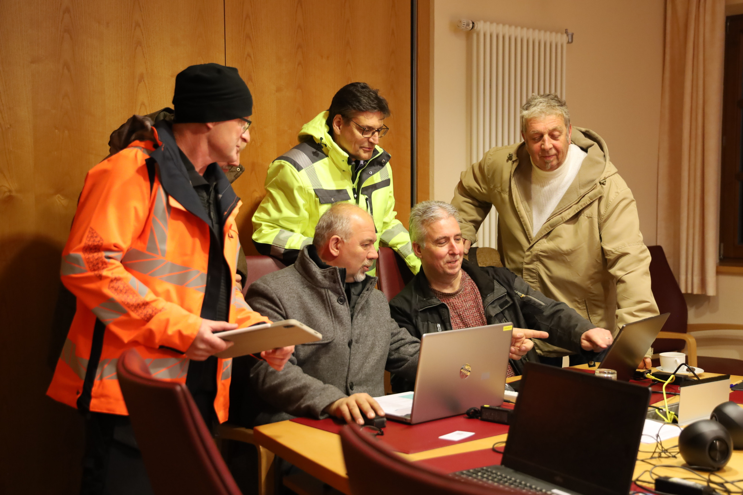 Lagebesprechung im Krisenstab im Rathaus in Mettenheim