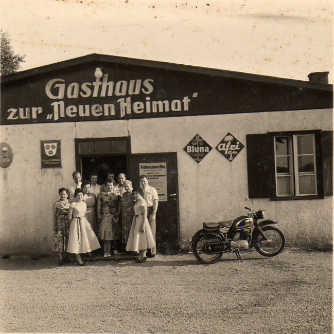 Vertriebene vor dem Gasthaus "Neuen Heimat"
