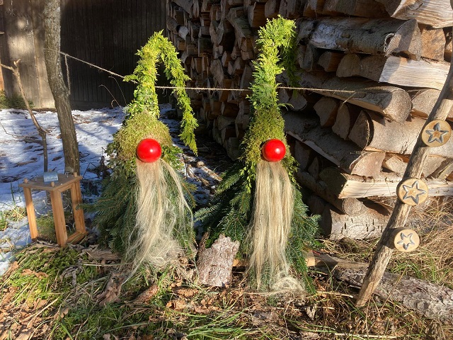Zwei gebastelte Männchen aus Naturmaterialien