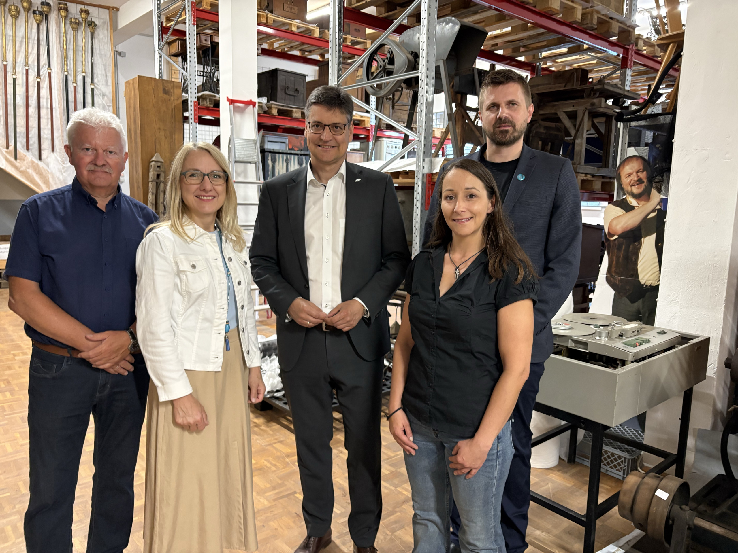 Förderverein-Vorsitzender Erwin Baumgartner, Bürgermeisterin Claudia Hungerhuber, Landrat Max Heimerl, Sammlungsleiterin Diana Herrmann und Museumsleiter Korbinian Engelmann (von links) warfen im Museumsdepot gemeinsam einen Blick hinter die Kulissen des Geschichtszentrums Mühldorf a. Inn