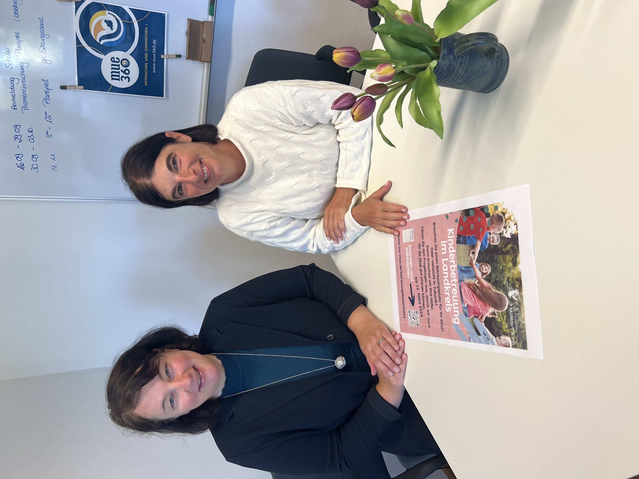 Zwei Frauen an einem Schreibtiscch