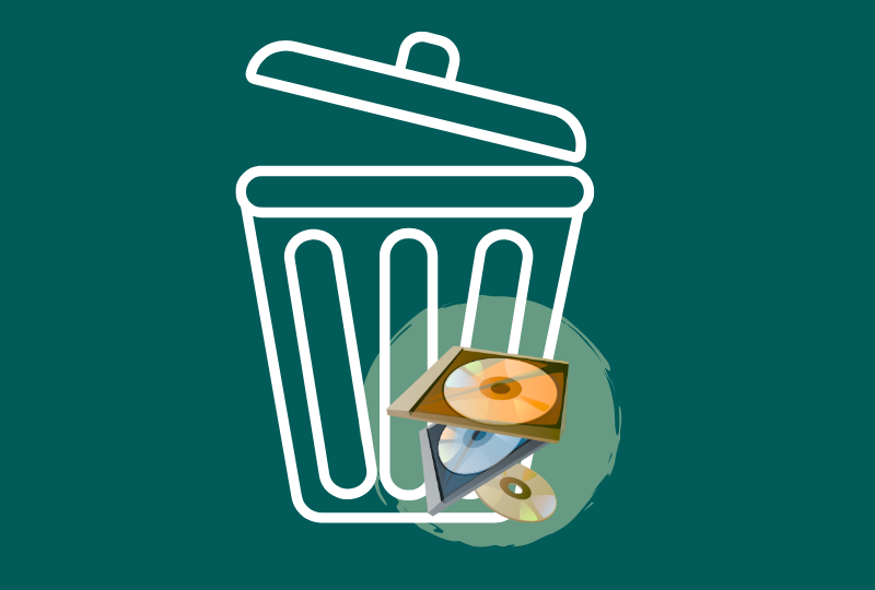 weiße Mülltonne vor dunkelgrünen Hintergrund mit einem hellgrünen Kreis, indem CDs drauf sind