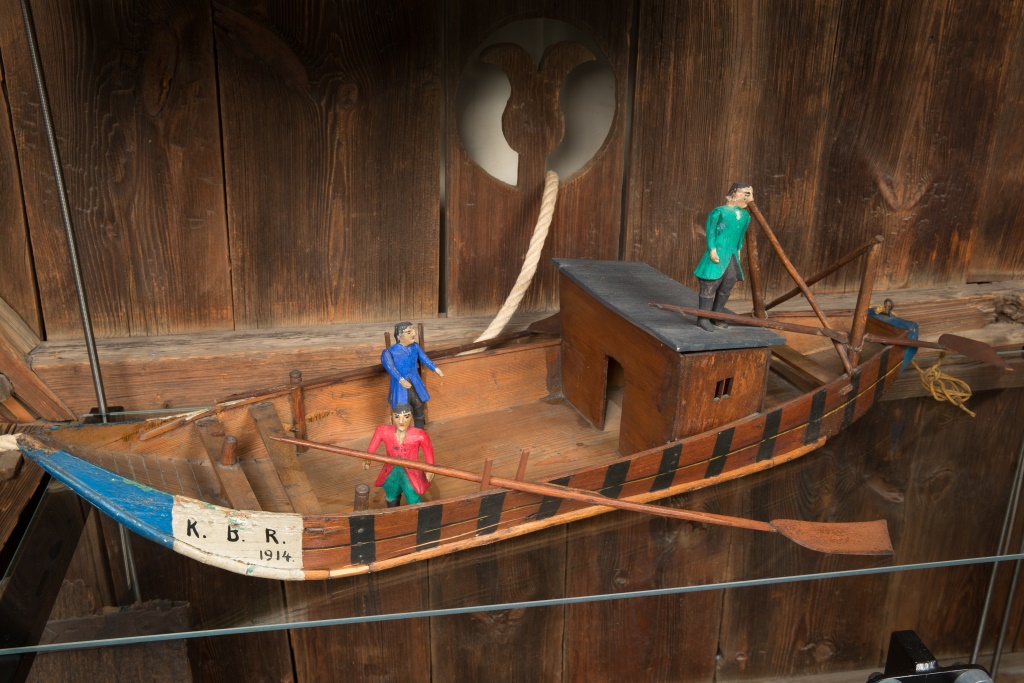 Holzschiff als Ausstellungsstück