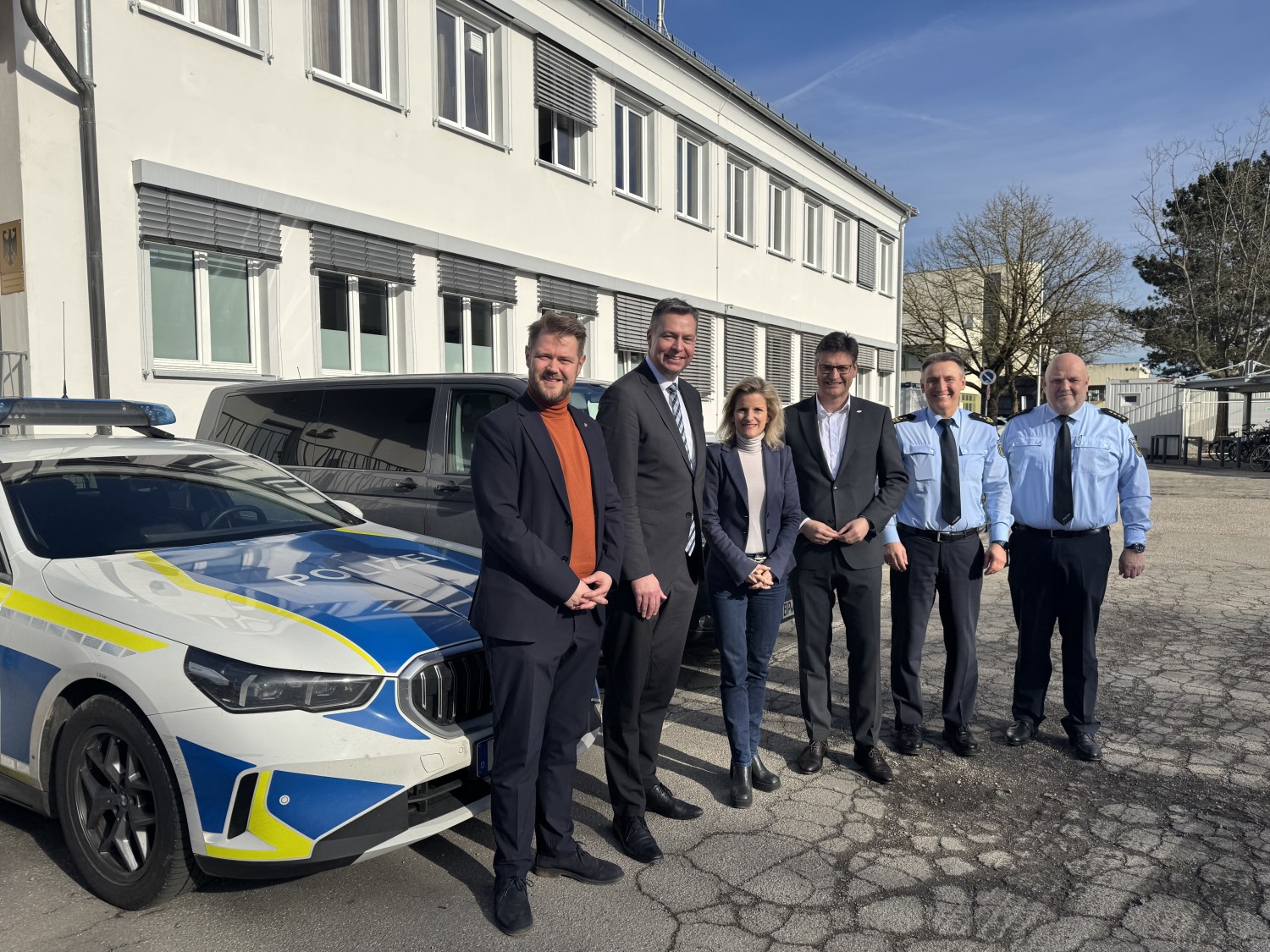 Bürgermeister Michael Hetzl, MdB Stephan Mayer, MdB Daniela Ludwig, Landrat Max Heimerl, Dr. Karl-Heinz Blümel und Ludger Otto vor der Dienststelle in Mühldorf (von links).