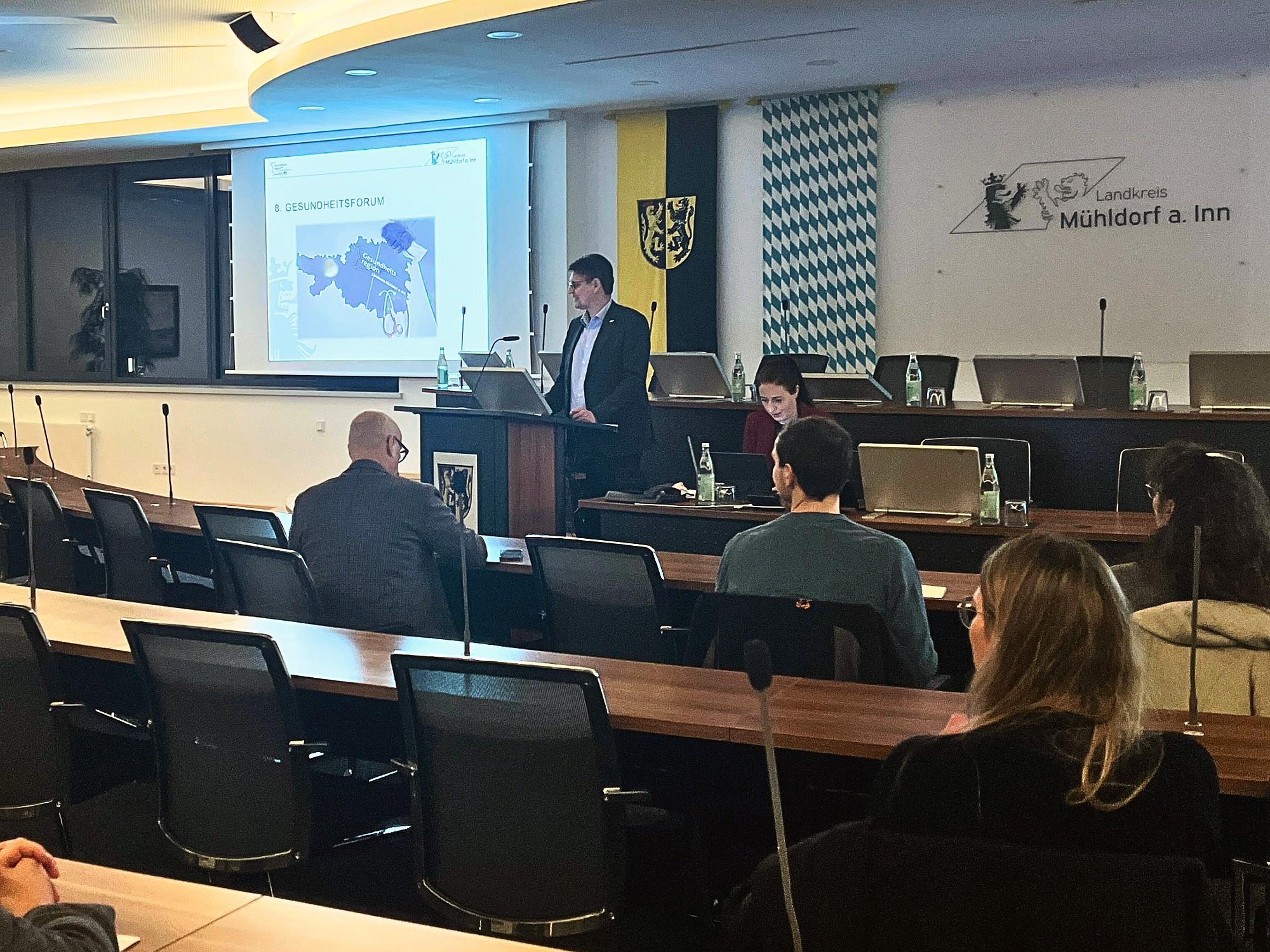 Landrat Max Heimerl spricht beim 8. Gesundheitsforum des Landkreises Mühldorf a. Inn