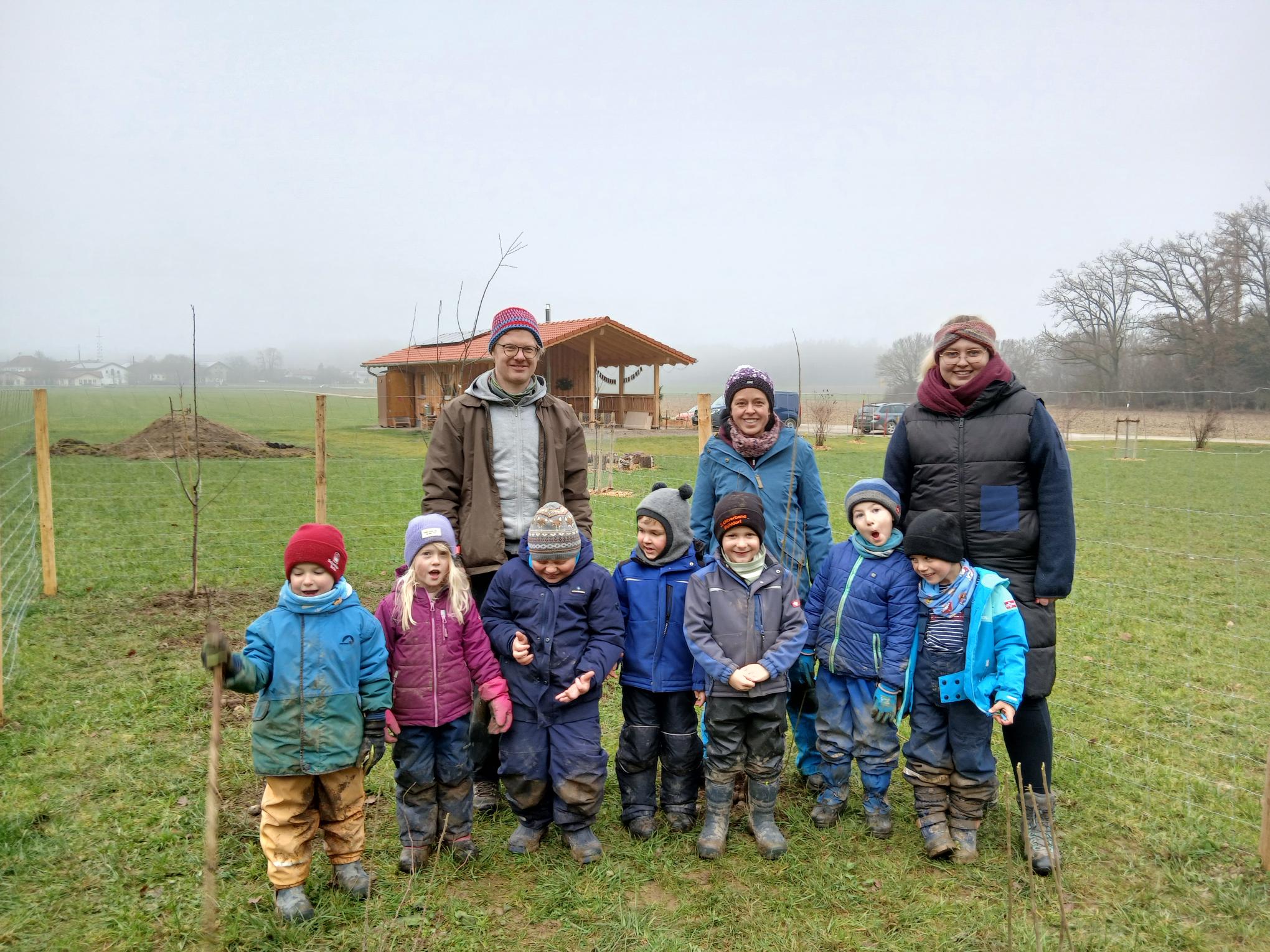 Von links nach rechts: Matthias Nirschl (Biodiversitätsberater Landratsamt Mühldorf a. Inn), Monika Knöckl (Erzieherin) und Anna Soukup (Gruppenleiterin) gemeinsam mit den Kindern des Naturkindergartens.