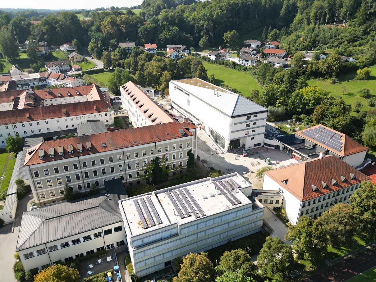 Gymnasium Gars von oben
