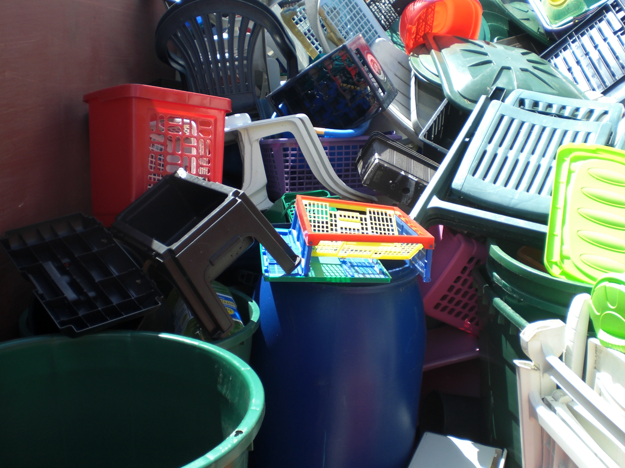 Wäschekörbe, Plastikgartenstühle, Regentonnen